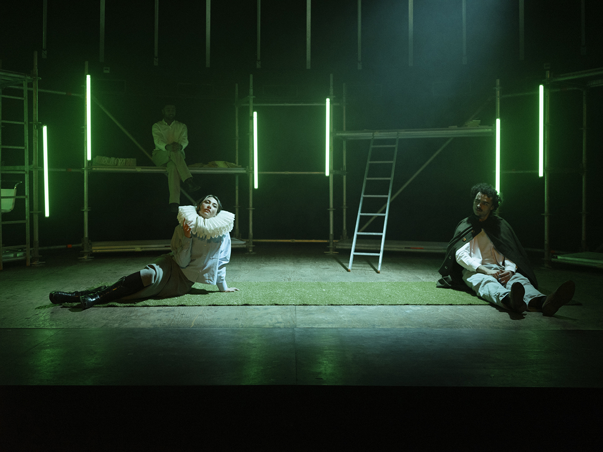 Drei Schauspielende auf einer Bühne